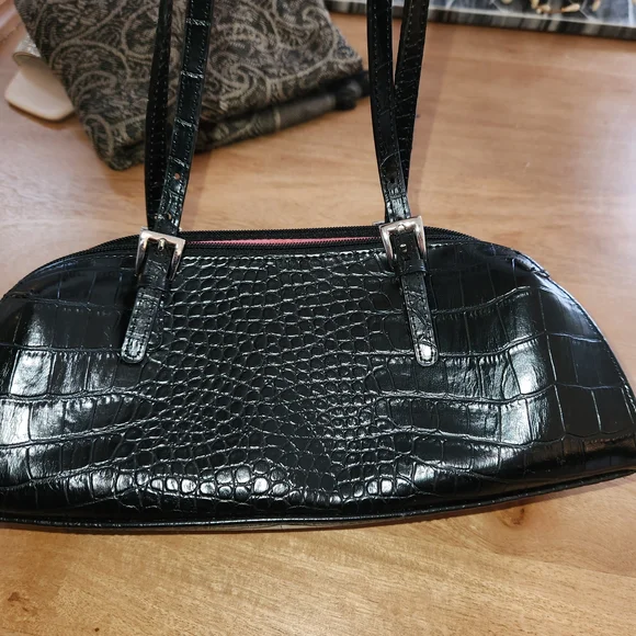 Elegant Black Crocodile-Embossed Handbag - Picture 5 of 6